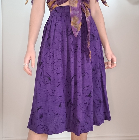 EDITIONS VINTAGE  PURPLE FLORAL PRINT PLEATED MIDI SKIRT - Picture 1 of 4